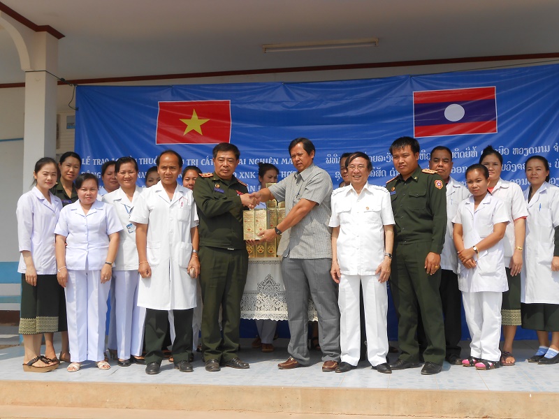 Một số hình ảnh điều trị tập huấn thuốc Bông sen tại Bệnh viện 103 và Nam Lào